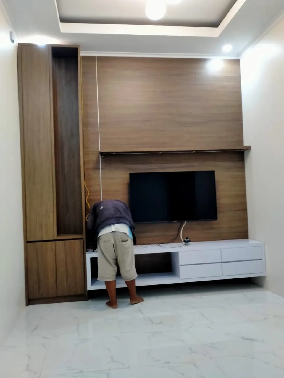 Backdrop TV Mewah HPL